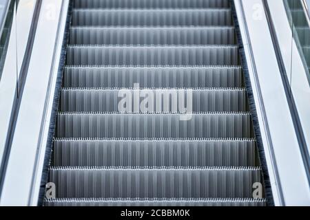 Escalier roulant dans le centre commercial. Escaliers roulants de près escaliers de haut en bas dans le bâtiment de bureau, le centre commercial ou la station de métro. Banque D'Images