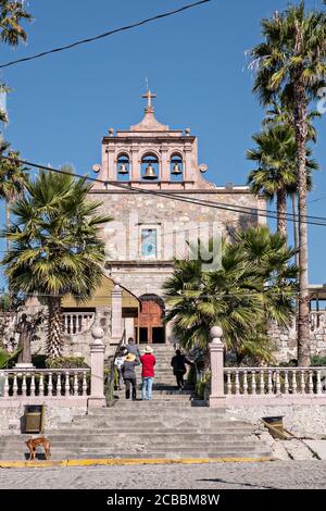 Des pèlerins entrent dans la chapelle où Saint Toribio Romo était le prêtre de la paroisse à Santa Ana de Guadalupe, dans l'État de Jalisco, au Mexique. Le père Toribio était un prêtre et un martyr catholique mexicain qui a été tué lors des persécutions anti-cléricales de la guerre de Cristero. Banque D'Images