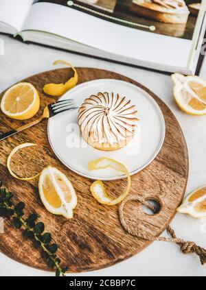 Tarte au citron et dessert sucré merengue sur table en marbre blanc Banque D'Images