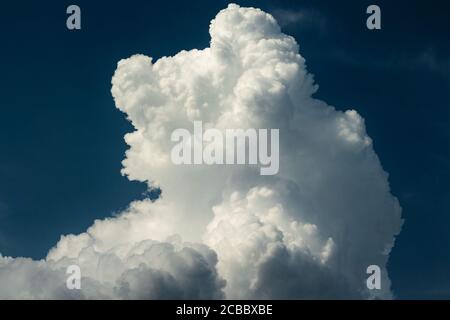 Un nuage dans le ciel bleu gros plan. Photo prise à Chelyabinsk, Russie. Banque D'Images