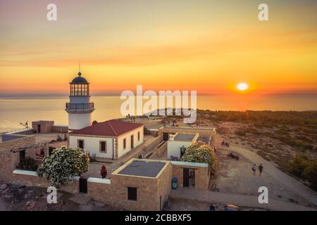 Le phare sur l'île de Gavdos au coucher du soleil, Crète, Grèce. Banque D'Images