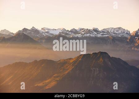 Panorama de la chaîne de montagnes enneigée au beau lever du soleil. Vue depuis le Mont Pilatus, Lucerne, Suisse. Banque D'Images