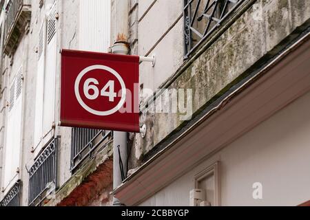 guethary , Aquitaine / France - 07 30 2020 : 64 numéro de signe et logo local des vêtements de mode du pays Bask en France sud-ouest Banque D'Images