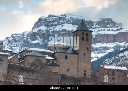 Village de Torla en premier plan et falaise de Mondarruego en arrière-plan. Pyrénées. Huesca. Aragon. Espagne. Banque D'Images