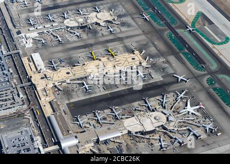 Vue aérienne des terminaux 4, 5 et 6 de l'aéroport de Los Angeles. Terminal des passagers de l'aéroport LAX / KLAX. Vue d'ensemble de l'aéroport occupé aux États-Unis. Banque D'Images
