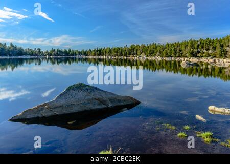 Réflexions matinales dans le lac de montagne Banque D'Images