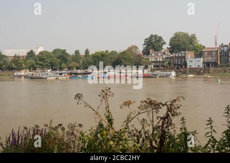 Un assortiment de bateaux de ménage amarrés sur Lower Mall sur les rives de la Tamise près de Hammersmith Bridge, Londres, Royaume-Uni Banque D'Images