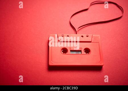 cassette rouge ancienne sur fond minimaliste Banque D'Images