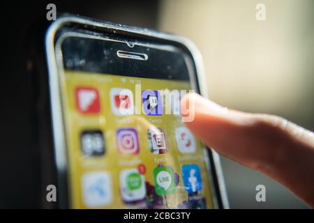Bangkok, Thaïlande - 12 août 2020 : iPhone 7 montrant son écran avec Twitch et d'autres icônes d'application. Banque D'Images