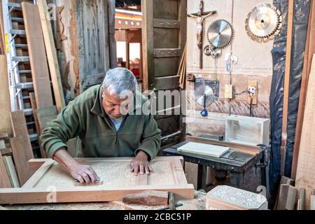 L'artiste mexicain Francisco Aguirre crée des dessins en bois incrusté dans son atelier de studio à Jalostoltitlan, dans l'État de Jalisco, au Mexique. Aguirre a été nommé grand maître de l'art populaire mexicain et ses articles faits à la main sont collectés dans le monde entier. Banque D'Images