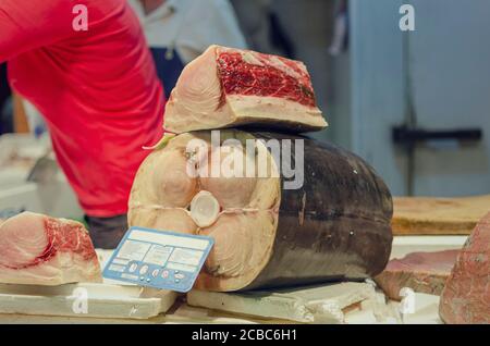 Espadon brut sur le comptoir d'exposition au marché Triana. Séville, Espagne Banque D'Images