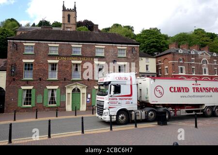 Camions poids lourd roulant à travers Ironbridge malgré une restriction de poids HGV interdisant les camions lourds. Banque D'Images