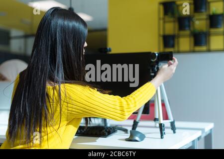 Vidéo attrayante pour blogger femelle pour vlog. Magnifique femme entraîneur et blogueur donnant des conseils antistress à ses disciples sur la vidéo. Banque D'Images