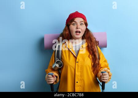 drôle belle femme appréciant la randonnée, la santé et les soins du corps, le bien-être, le bien-être. portrait gros plan, studio tourné. style de vie, temps libre, temps libre Banque D'Images