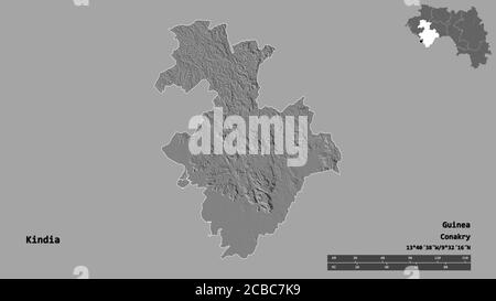 Forme de Kindia, région de Guinée, avec sa capitale isolée sur fond solide. Échelle de distance, aperçu de la région et libellés. Carte d'élévation à deux niveaux. 3D Banque D'Images