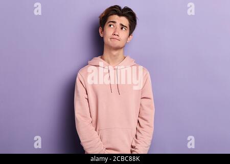 pensive perplexe, un homme réfléchi cherchant à se souvenir de quelque chose, photo de gros plan. arrière-plan bleu isolé, photo en studio. laissez-moi penser Banque D'Images