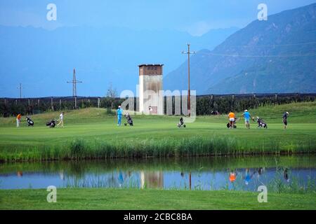 Groupe d'amis - golfeurs appréciant le jeu dans le Blue Monster Golf Club dans le sud du Tyrol Italie après COVID-19 verrouiller le 11 août 2020. Banque D'Images