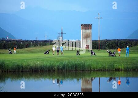 Groupe d'amis - golfeurs appréciant le jeu dans le Blue Monster Golf Club dans le sud du Tyrol Italie après COVID-19 verrouiller le 11 août 2020. Banque D'Images