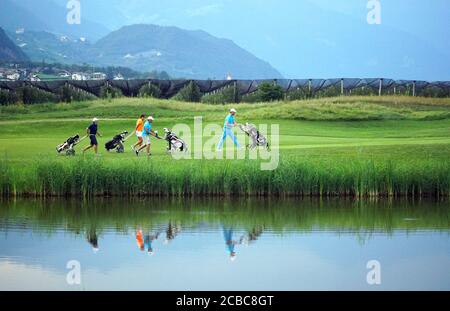 Groupe d'amis - golfeurs appréciant le jeu dans le Blue Monster Golf Club dans le sud du Tyrol Italie après COVID-19 verrouiller le 11 août 2020. Banque D'Images