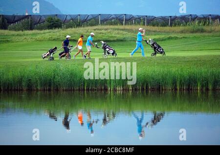 Groupe d'amis - golfeurs appréciant le jeu dans le Blue Monster Golf Club dans le sud du Tyrol Italie après COVID-19 verrouiller le 11 août 2020. Banque D'Images