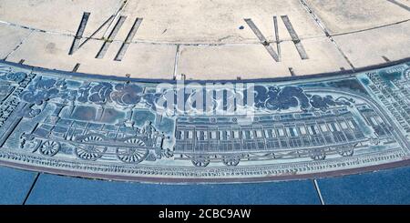 Détail du métro victorien provenant du relief en bronze entourant le cadran solaire commandé par London transport pour la station de métro Tower Hill. Banque D'Images