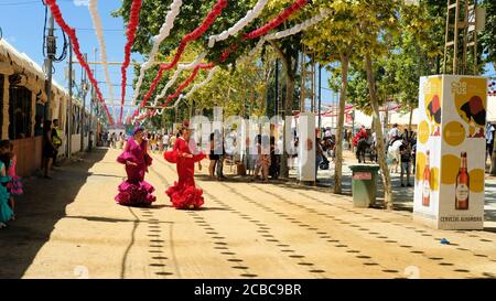 Deux femmes portant une robe traditionnelle espagnole Flamenco lors de la célébration de la foire de Corpus Christi en 2019 à Grenade, Espagne ; costume de Sevillana. Banque D'Images