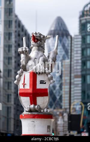 Statue symbolique de dragon de Griffin ou de Gryphon marquant l'entrée de la ville de Londres, à l'extrémité nord de Bishopsgate avec la ville derrière elle. Banque D'Images