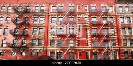 Vieux bâtiment résidentiel rouge avec des évasions de feu, New York City, Etats-Unis. Banque D'Images