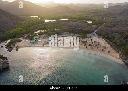 Vue aérienne de la côte de Curaçao dans la mer des Caraïbes avec eau turquoise, falaise, plage et magnifique récif de corail Banque D'Images