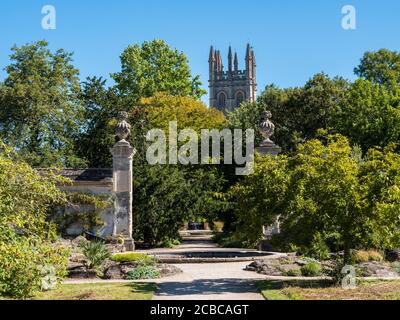 Paysage des jardins botaniques de l'Université d'Oxford, avec la Tour de la Madeleine, Oxford, Oxfordshire, Angleterre, Royaume-Uni, GB. Banque D'Images