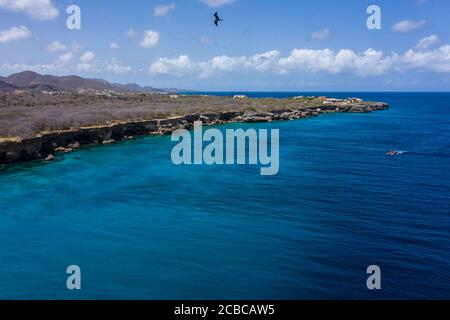 Vue aérienne de la côte de Curaçao dans la mer des Caraïbes avec eau turquoise, falaise, plage et magnifique récif de corail Banque D'Images