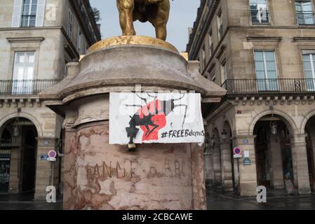 #FREEBelarus : assemblage 4 à 5 personnes devant la Statue de Jeanne d'Arc 4 place des Pyramides, 75001 Paris France Banque D'Images