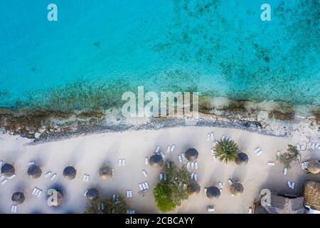 Vue aérienne de la côte de Curaçao dans la mer des Caraïbes avec eau turquoise, falaise, plage et magnifique récif de corail Banque D'Images