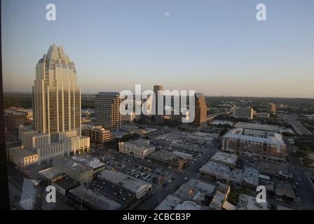 Austin, Texas États-Unis, mai 2006 : Austin Downtown Skyline regardant vers l'est du 6e et Colorado, 21e étage avec la tour Frost Bank à l'extrême gauche. ©Bob Daemmrich Banque D'Images