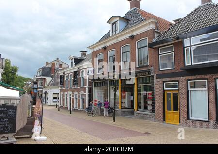 KOLLUM, PAYS-BAS, 21 JUILLET 2020 : vue sur la rue commerçante principale 'Voorstraat' dans le centre de Kolum. Kolum est une petite ville de Friesland dans le n Banque D'Images