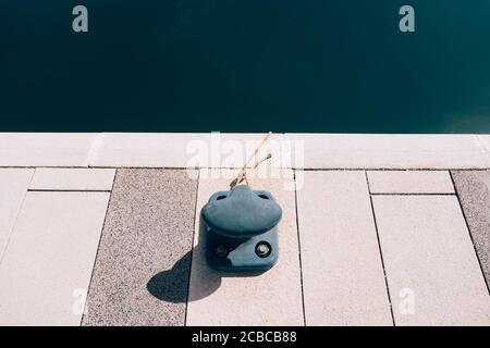 Nouveau bollard maritime moderne dans une marina de yacht. Banque D'Images
