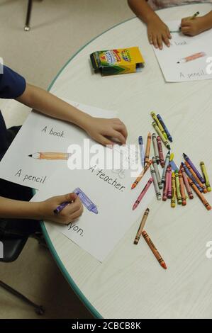 Mabank, Texas États-Unis, 17 août 2006 : première semaine d'école à l'école primaire centrale de Mabank montrant des élèves de maternelle coloriant avec des crayons en classe. ©Bob Daemmrich Banque D'Images