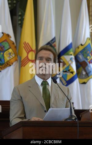 Austin, Texas États-Unis, 25 août 2006 : le gouverneur Arnold Schwarzenegger de Californie discute des relations de son État avec le Mexique lors de la cérémonie de clôture de la Conférence annuelle des gouverneurs de la frontière à Austin. L'affaire de deux jours donne aux gouverneurs américains et mexicains l'occasion de discuter de questions frontalières d'intérêt commun. ©Bob Daemmrich Banque D'Images