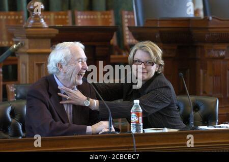 Austin, TX 28 octobre 2006 : la secrétaire américaine à l'éducation Margaret Spellings (r) prétend étouffer l'auteur lauréat du prix Pulitzer Frank McCourt (l) après que McCourt ait fait des commentaires sur l'enseignement en classe lors du 11e festival annuel du livre du Texas au Capitole de l'État. ©Bob Daemmrich Banque D'Images