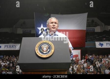 Dallas, Texas États-Unis, 6 novembre 2006 : le président américain George W. Bush rallie les fidèles républicains à la Reunion Arena à la veille des élections de mi-mandat. ©Bob Daemmrich Banque D'Images