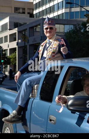 Austin, Texas États-Unis, novembre 11 2006 : un vétéran militaire agite un petit drapeau américain lors de la parade annuelle de la Journée des vétérans sur Congress Avenue. ©Bob Daemmrich Banque D'Images