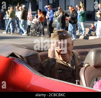 Austin, Texas États-Unis, novembre 11 2006 : les vétérans de la Seconde Guerre mondiale se déplacent en voiture décapotable lors de la parade annuelle de la Journée des vétérans sur Congress Avenue. ©Bob Daemmrich Banque D'Images