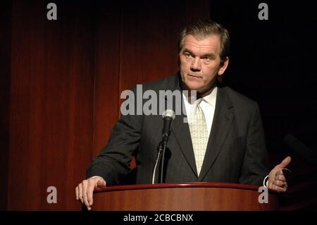 Austin, Texas États-Unis, 13 février 2007 : Tom Ridge, ancien chef de la sécurité intérieure et gouverneur de Pennsylvanie, s'entretient avec un groupe de chefs d'entreprise texans. Ridge a exhorté les représentants de l'État à prendre l'initiative de travailler avec le gouvernement fédéral pour aider à résoudre les problèmes d'immigration illégale et d'autres problèmes étatiques et fédéraux. ©Bob Daemmrich Banque D'Images