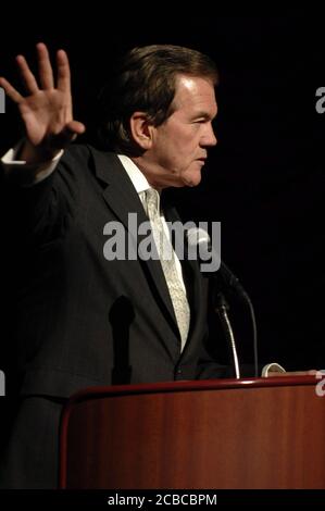 Austin, Texas États-Unis, 13 février 2007 : Tom Ridge, ancien chef de la sécurité intérieure et gouverneur de Pennsylvanie, s'entretient avec un groupe de chefs d'entreprise texans. Ridge a exhorté les représentants de l'État à prendre l'initiative de travailler avec le gouvernement fédéral pour aider à résoudre les problèmes d'immigration illégale et d'autres problèmes étatiques et fédéraux. ©Bob Daemmrich Banque D'Images