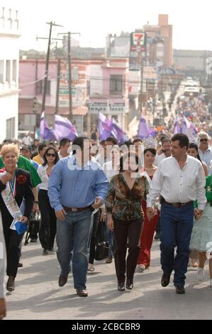 Reynosa, Tamaulipas Mexique, 1 mars 2007 : des représentants des villes frontalières de Reynosa Mexique et Hidalgo, Texas, traversent le pont international reliant ces deux villes pour la cérémonie annuelle de l'amitié BorderFest. ©Bob Daemmrich Banque D'Images