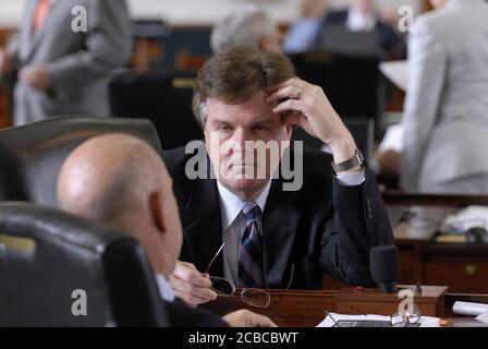 Austin, Texas États-Unis, 26 mai 2007 : le sénateur Dan Patrick (R-Houston) écoute un collègue lors de la 80e session de la législature du Texas. Patrick est l'un des sénateurs les plus conservateurs de la Chambre. ©Bob Daemmrich Banque D'Images