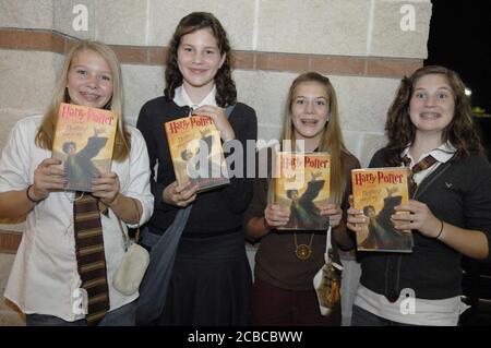 Austin, Texas États-Unis, 21 juillet 2007 : les jeunes fans de Harry Potter obtiennent les derniers livres de Harry Potter laissés à Barnes & Noble lors de l'événement de sortie de livres de minuit pour le dernier opus de la série de livres pour enfants très populaire. © Bob Daemmrich Banque D'Images