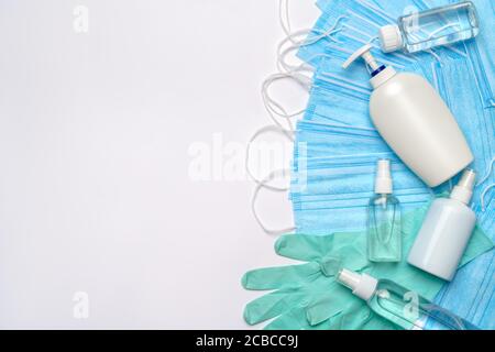 disposition plate des articles d'hygiène - gants en latex, masque et désinfectant pour les mains ou savon liquide isolé sur fond blanc avec un parh de clipping Banque D'Images