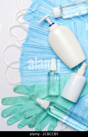 disposition plate des articles d'hygiène - gants en latex, masque et désinfectant pour les mains ou savon liquide isolé sur fond blanc avec un parh de clipping Banque D'Images