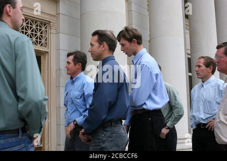 San Angelo, Texas États-Unis, 17 avril 2008 : des membres du Ranch YFZ arrivent jeudi matin au palais de justice du comté de Tom Green pour une audience sur la garde de centaines d'enfants pris par l'État du Texas dans l'enceinte du ranch. ©Bob Daemmrich Banque D'Images